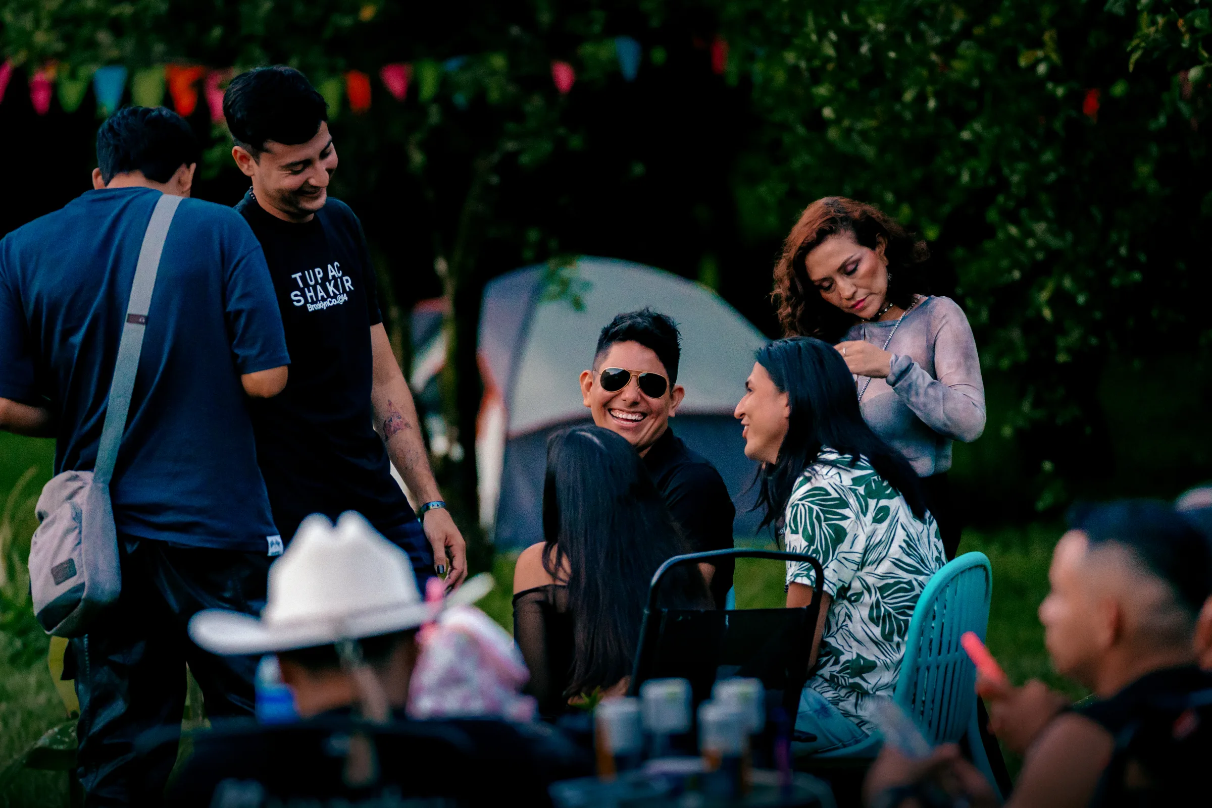 Grupo de amigos conversando y sonriendo en el festival