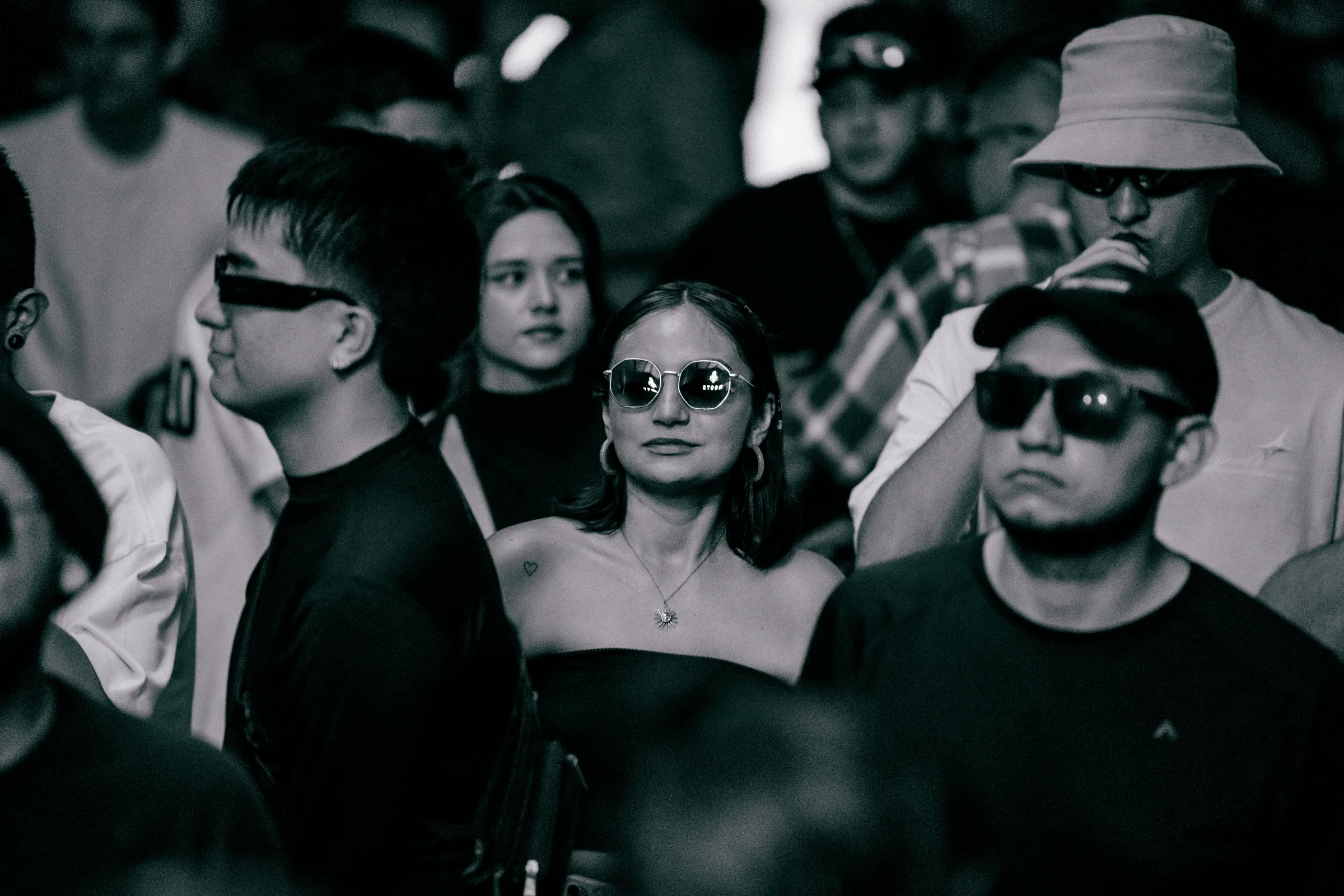 Rostros del público en una fotografía en blanco y negro