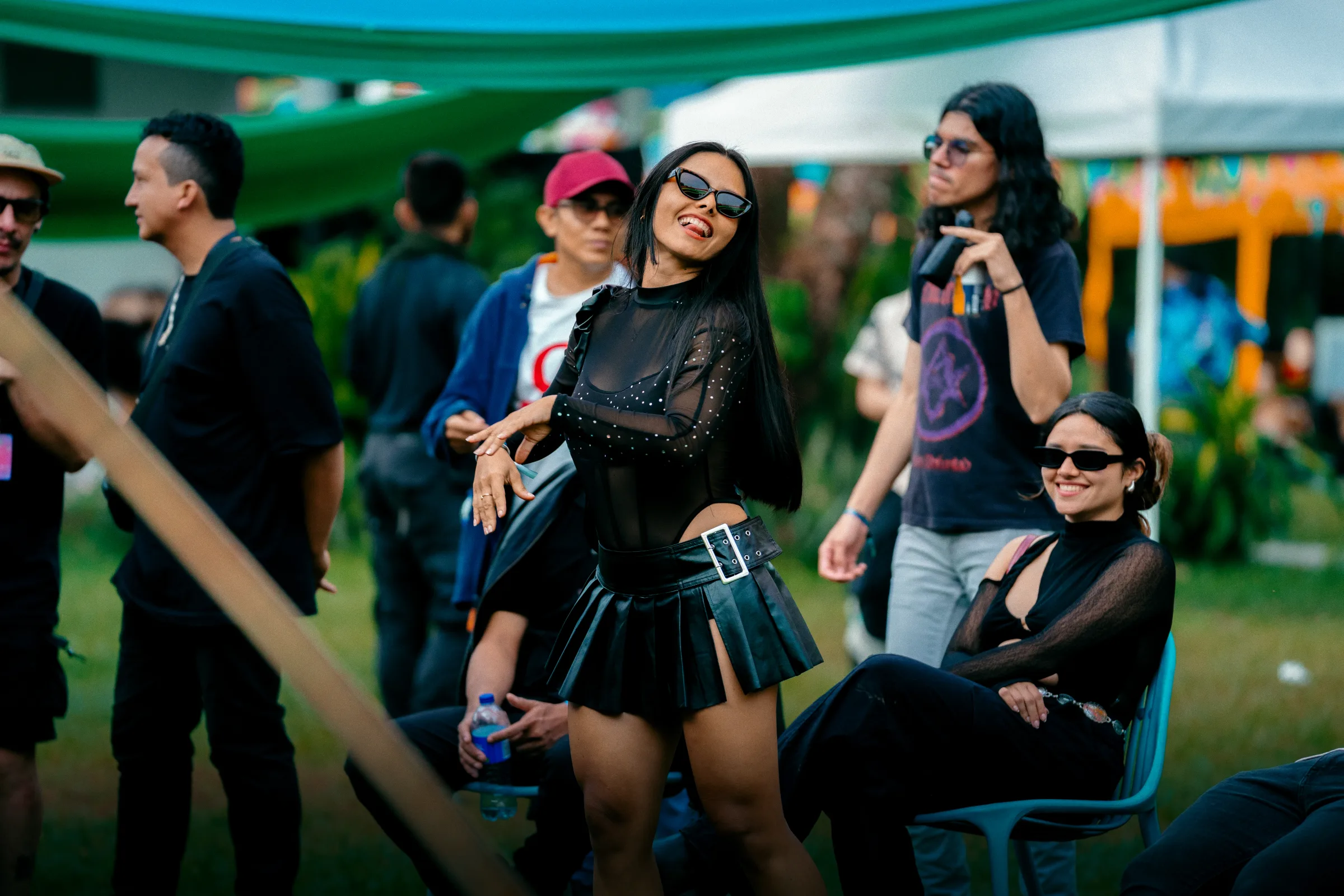 Amigos disfrutando el festival durante el día